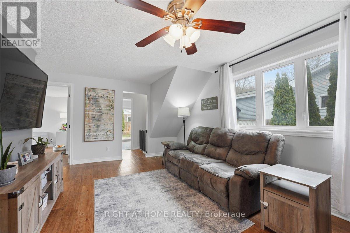1 Leonard Avenue, Penetanguishene, Ontario  L9M 1C8 - Photo 7 - S13082386
