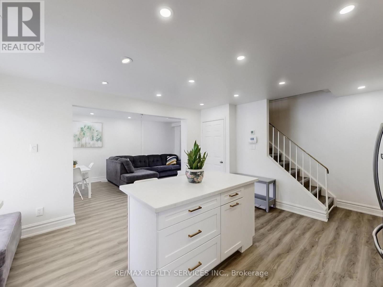 30 Haley Court, Brampton (Central Park), Ontario  L6S 1N6 - Photo 5 - W13082344