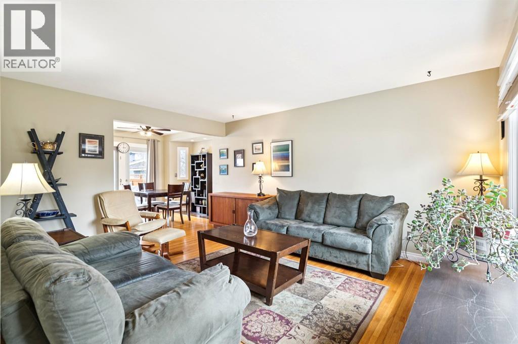 26 Galway Crescent Sw, Calgary, Alberta  T3E 4Y3 - Photo 6 - A2303994