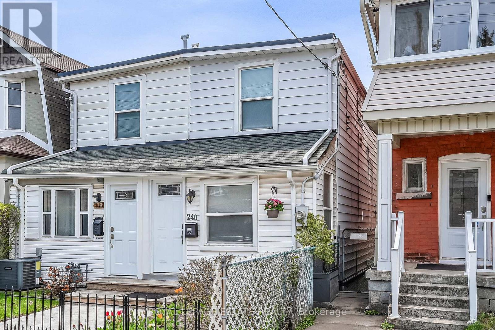 240 Cedarvale Avenue, Toronto (Woodbine-Lumsden), Ontario  M4C 4K2 - Photo 2 - E13082440