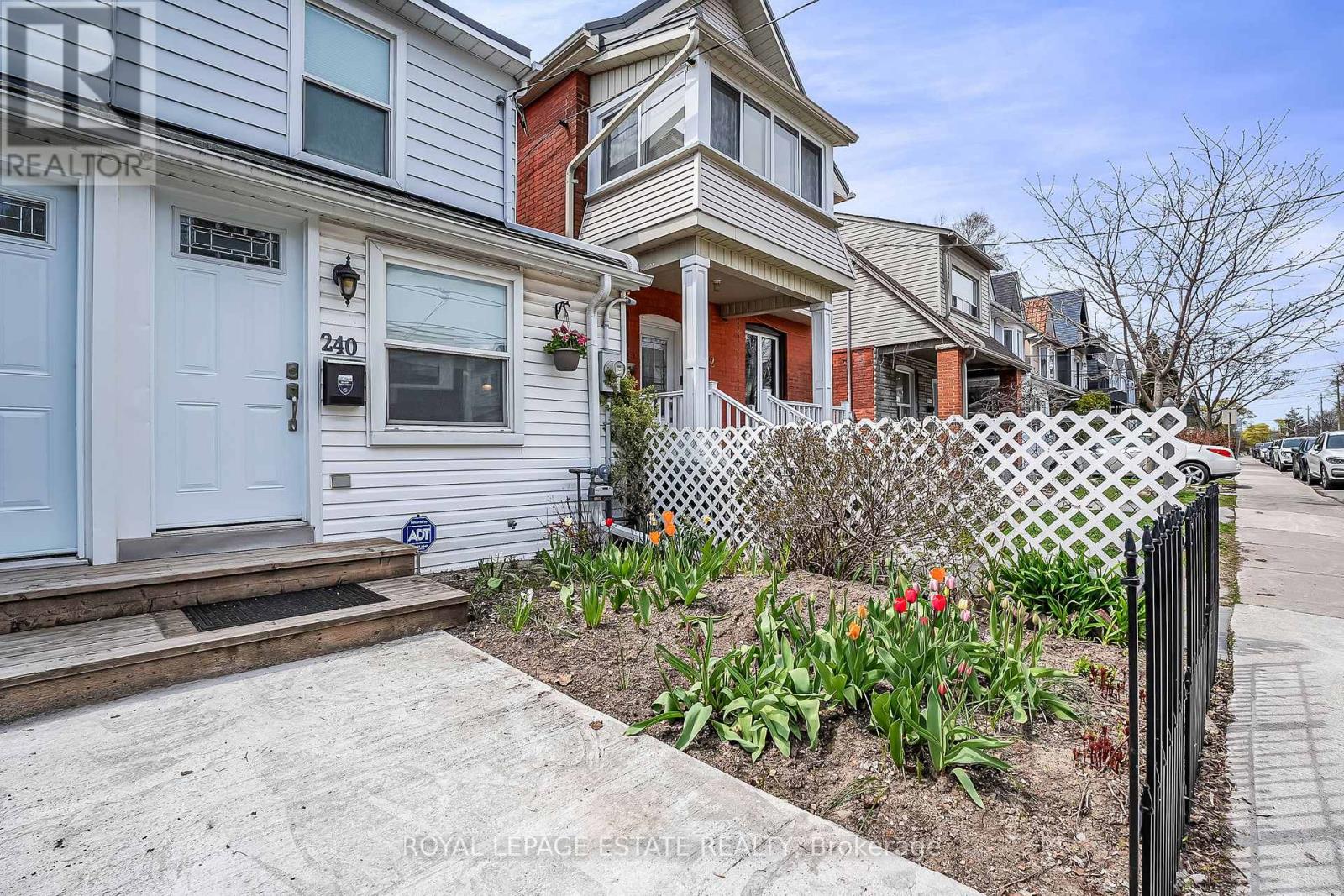 240 Cedarvale Avenue, Toronto (Woodbine-Lumsden), Ontario  M4C 4K2 - Photo 3 - E13082440