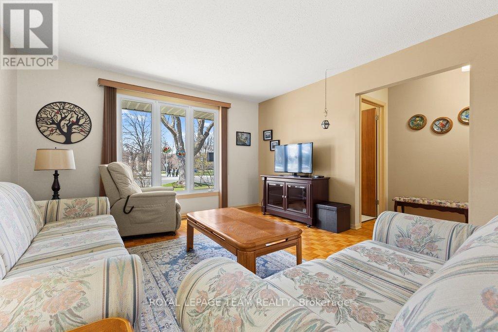 2368 Ogilvie Road, Ottawa, Ontario  K1J 7N6 - Photo 3 - X13082466