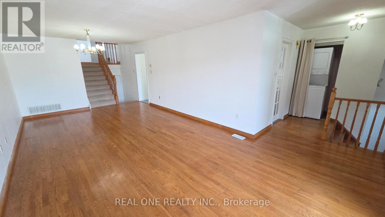 4157 Sandover Court, Mississauga (Creditview), Ontario  L5C 3K8 - Photo 3 - W13082476