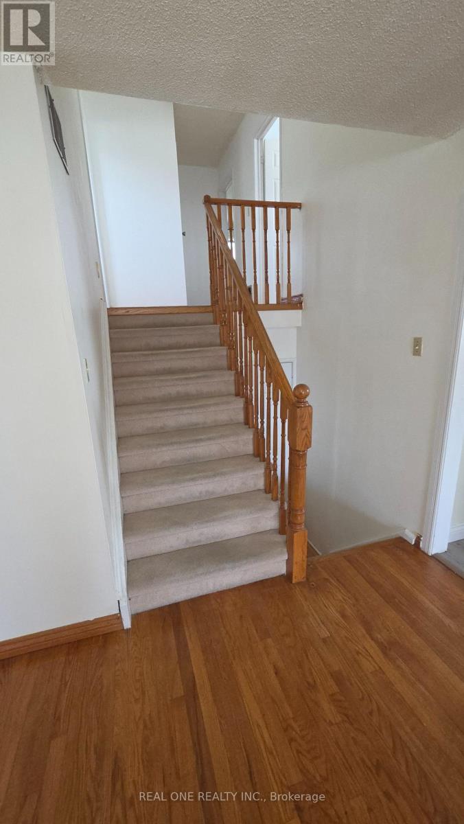 4157 Sandover Court, Mississauga (Creditview), Ontario  L5C 3K8 - Photo 6 - W13082476