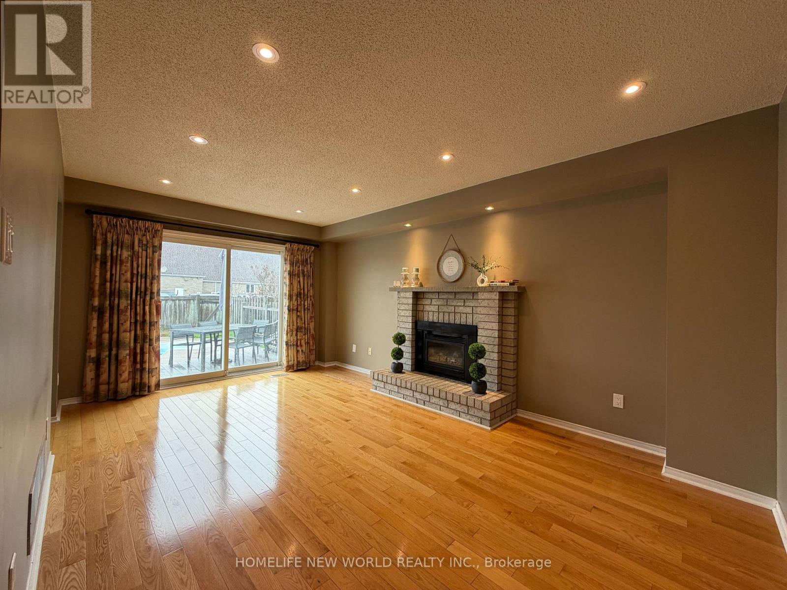 10 Holden Court, Whitby, Ontario  L1N 9A1 - Photo 5 - E13082648
