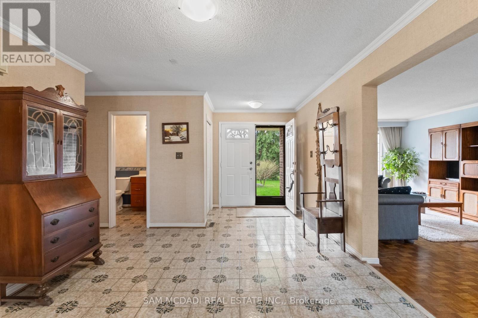 2138 Burbank Drive, Mississauga, Ontario  L5L 2T8 - Photo 5 - W13082722
