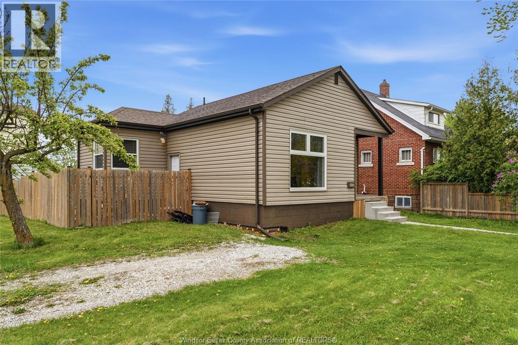 3406 Turner, Windsor, Ontario  N8W 3M5 - Photo 2 - 26010056