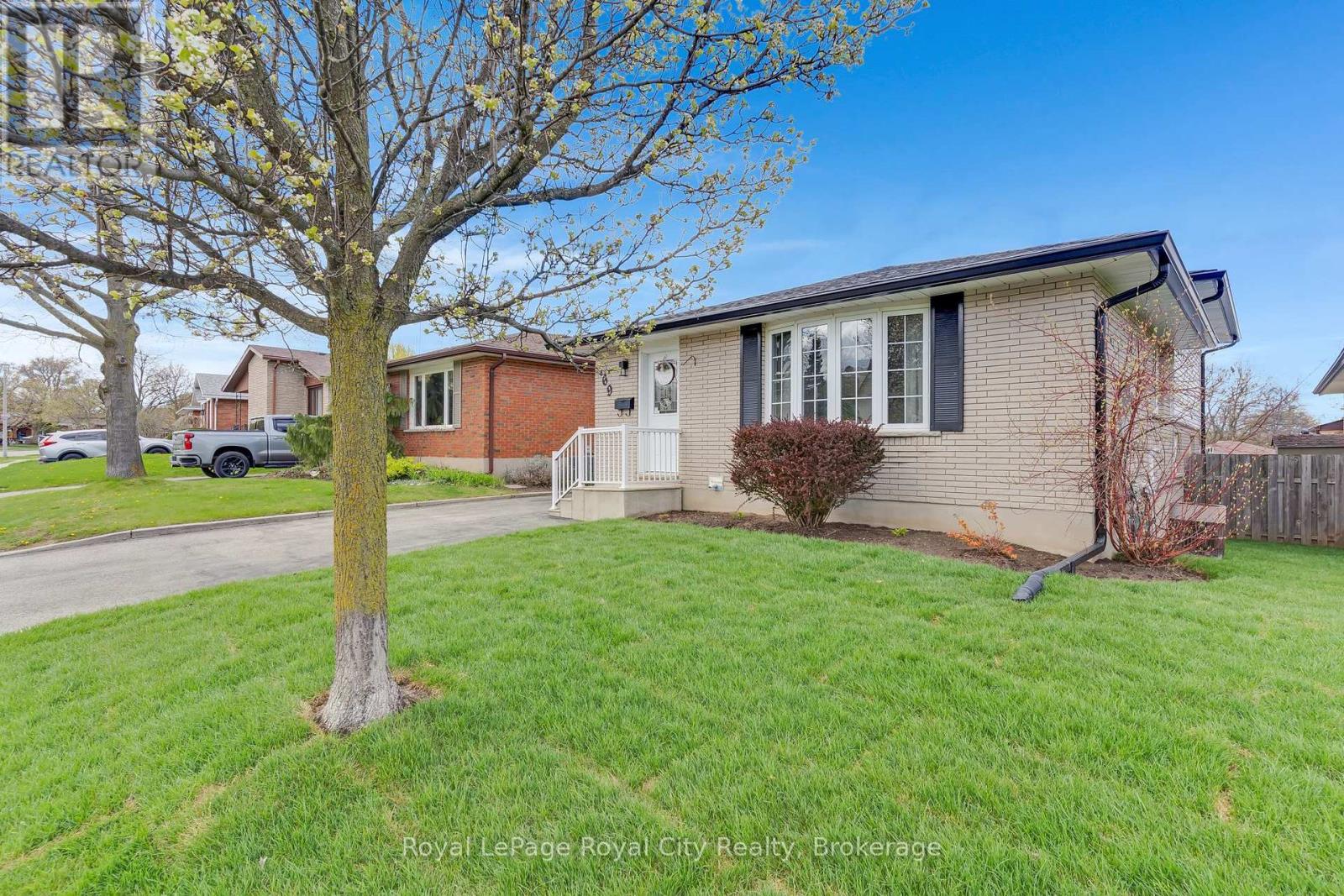 169 Johanna Drive, Cambridge, Ontario  N1S 4C4 - Photo 2 - X13082772