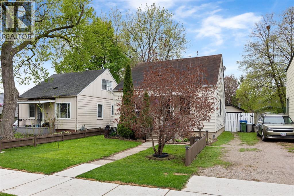981 McEwan AVENUE Windsor Ontario Canada N9B2G1 2