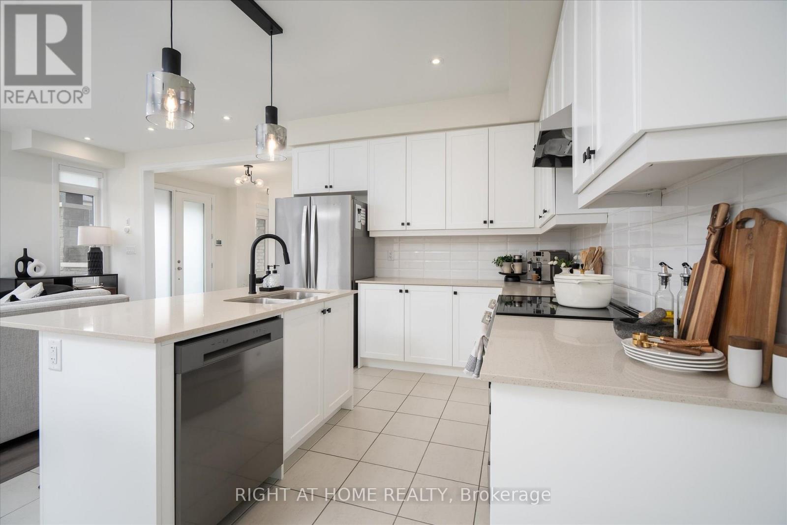 38 Van Wart Street, Whitby, Ontario  L1P 0P8 - Photo 12 - E13083006