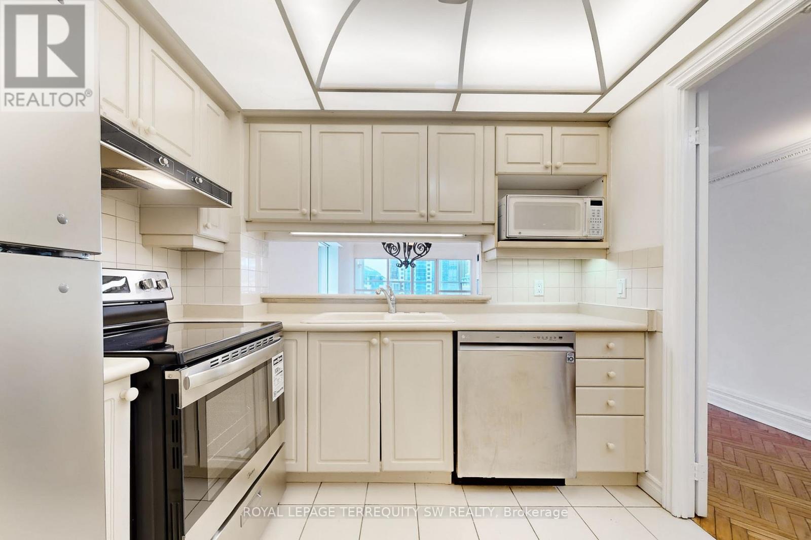 2001 - 71 Simcoe Street, Toronto, Ontario  M5J 2S9 - Photo 19 - C13082962
