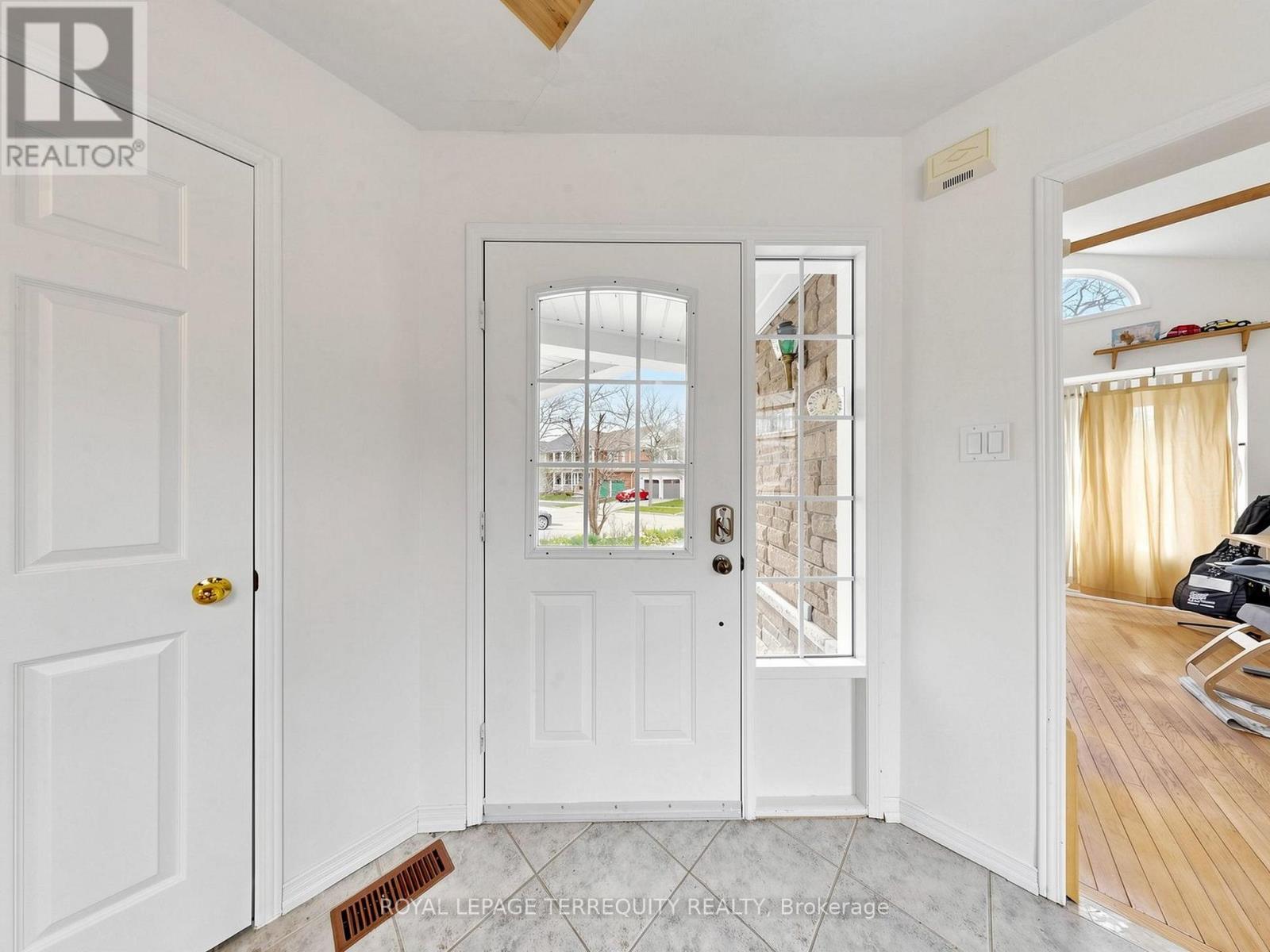 20 Davey Street, Ajax, Ontario  L1Z 1K8 - Photo 4 - E13083008