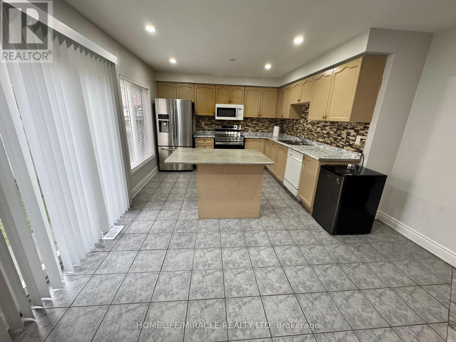 Upper - 28 Nautical Drive, Brampton, Ontario  L6R 2H1 - Photo 8 - W13082956