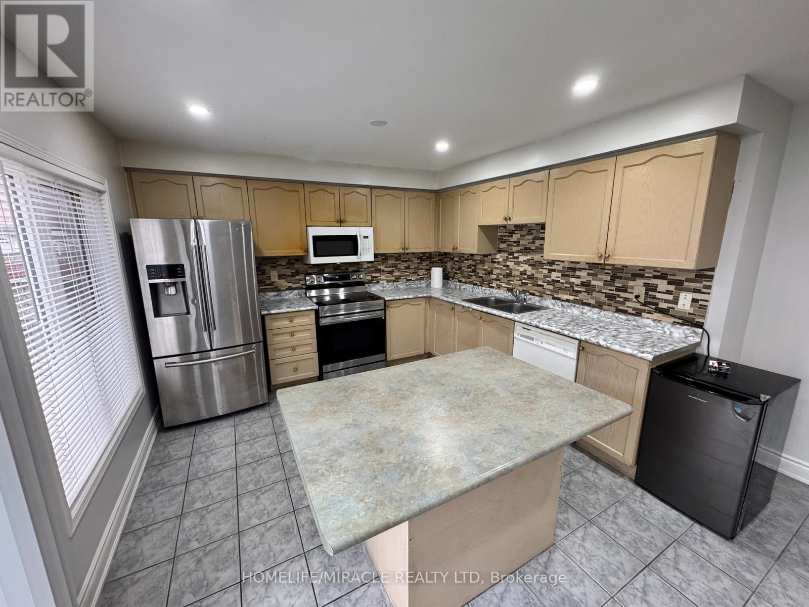 Upper - 28 Nautical Drive, Brampton, Ontario  L6R 2H1 - Photo 9 - W13082956