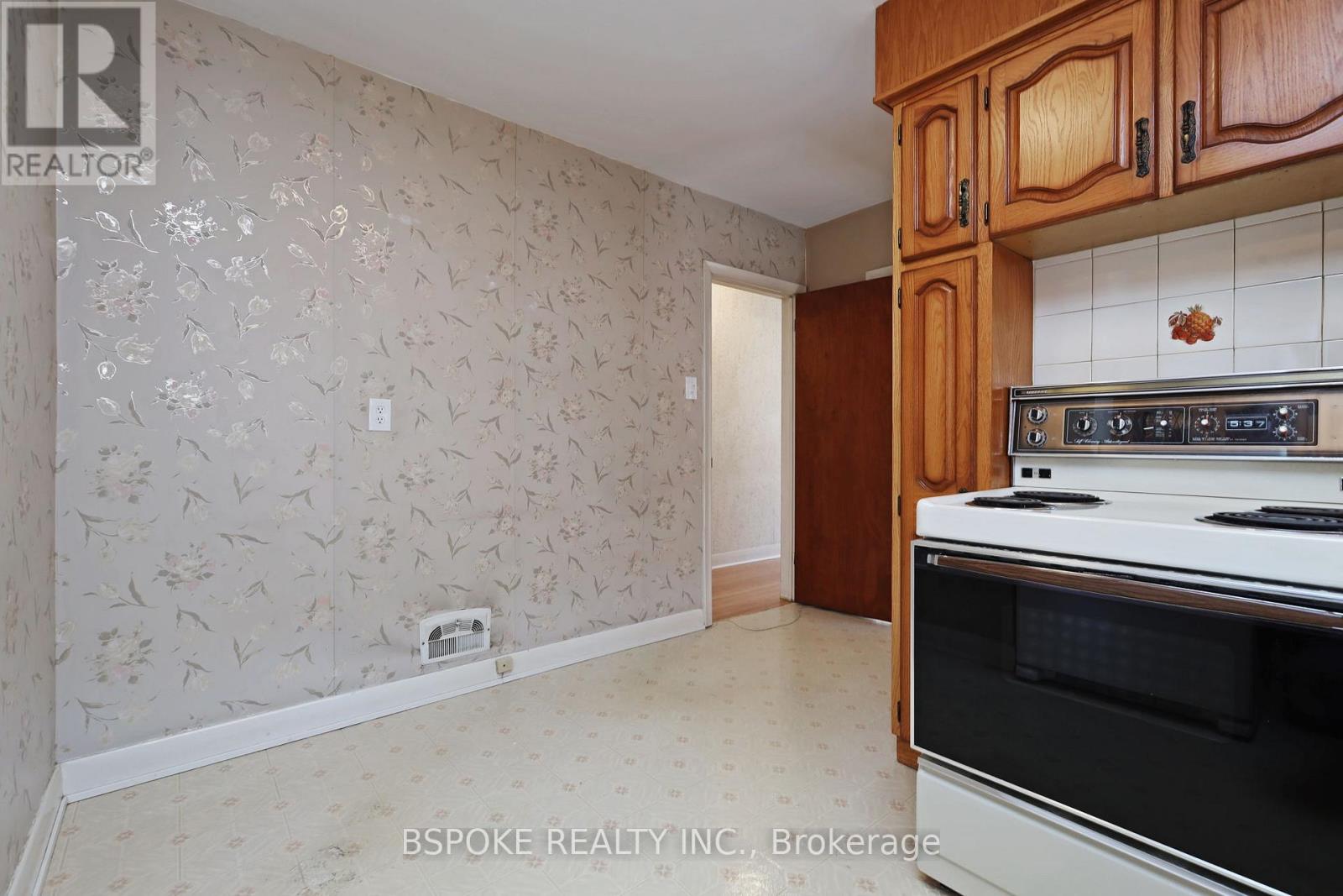 19 Nordin Avenue, Toronto, Ontario  M8Z 2A9 - Photo 11 - W13083256