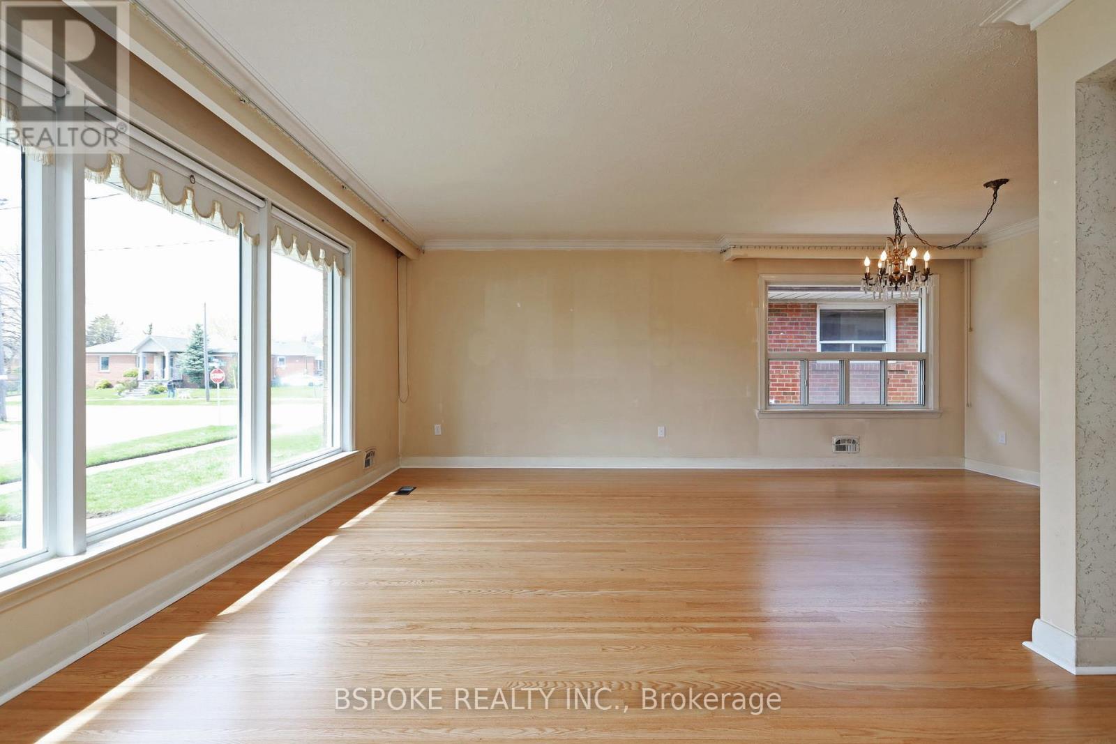19 Nordin Avenue, Toronto, Ontario  M8Z 2A9 - Photo 5 - W13083256