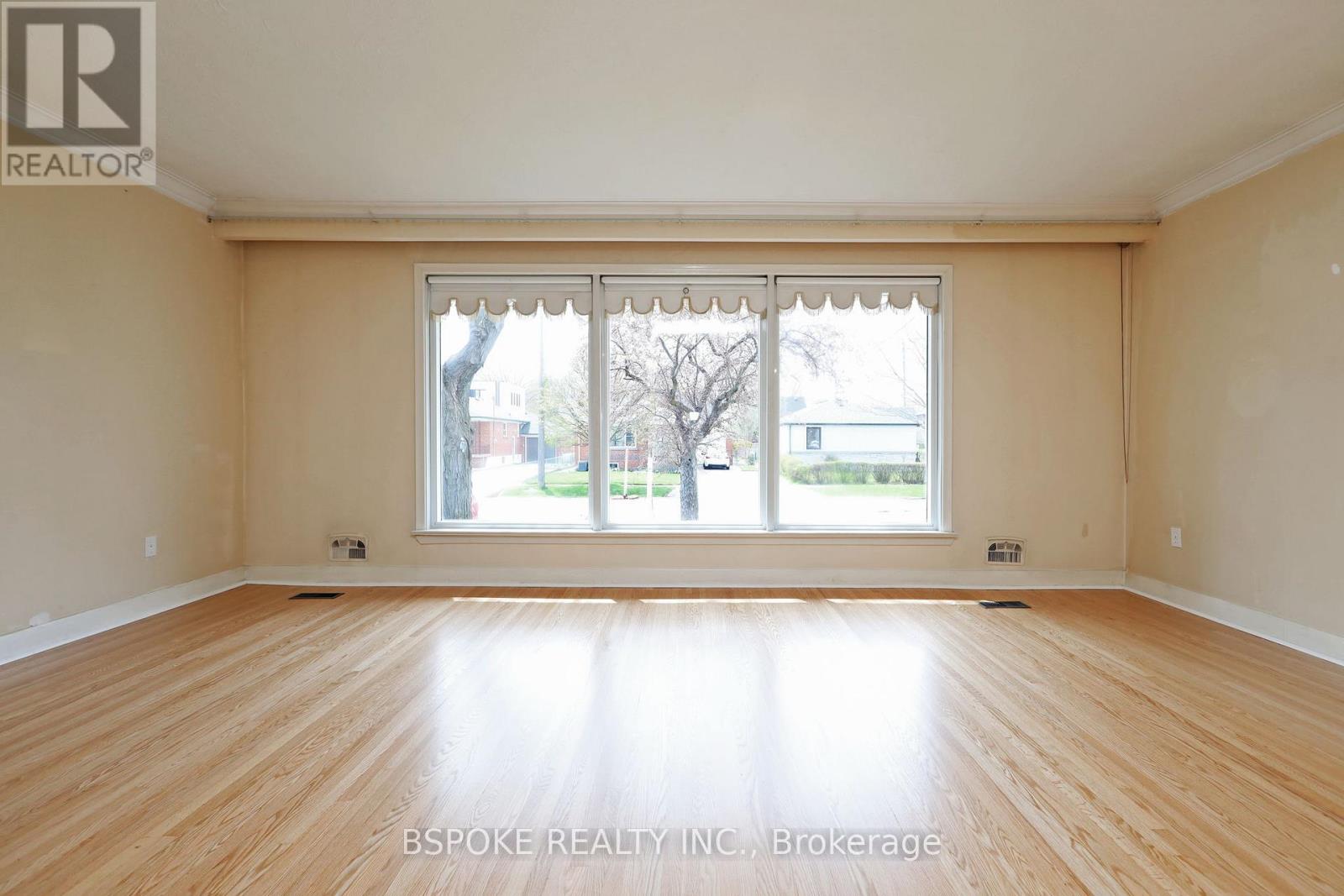 19 Nordin Avenue, Toronto, Ontario  M8Z 2A9 - Photo 7 - W13083256