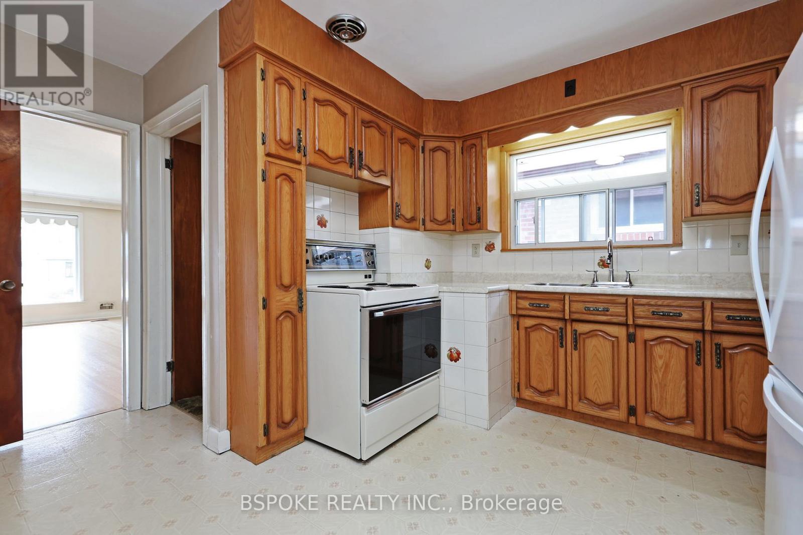 19 Nordin Avenue, Toronto, Ontario  M8Z 2A9 - Photo 9 - W13083256