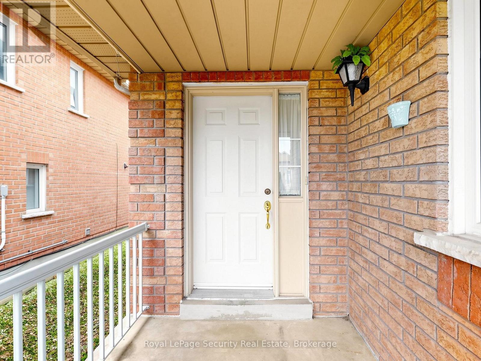 21 Fallstar Crescent, Brampton, Ontario  L7A 2J5 - Photo 3 - W13083408