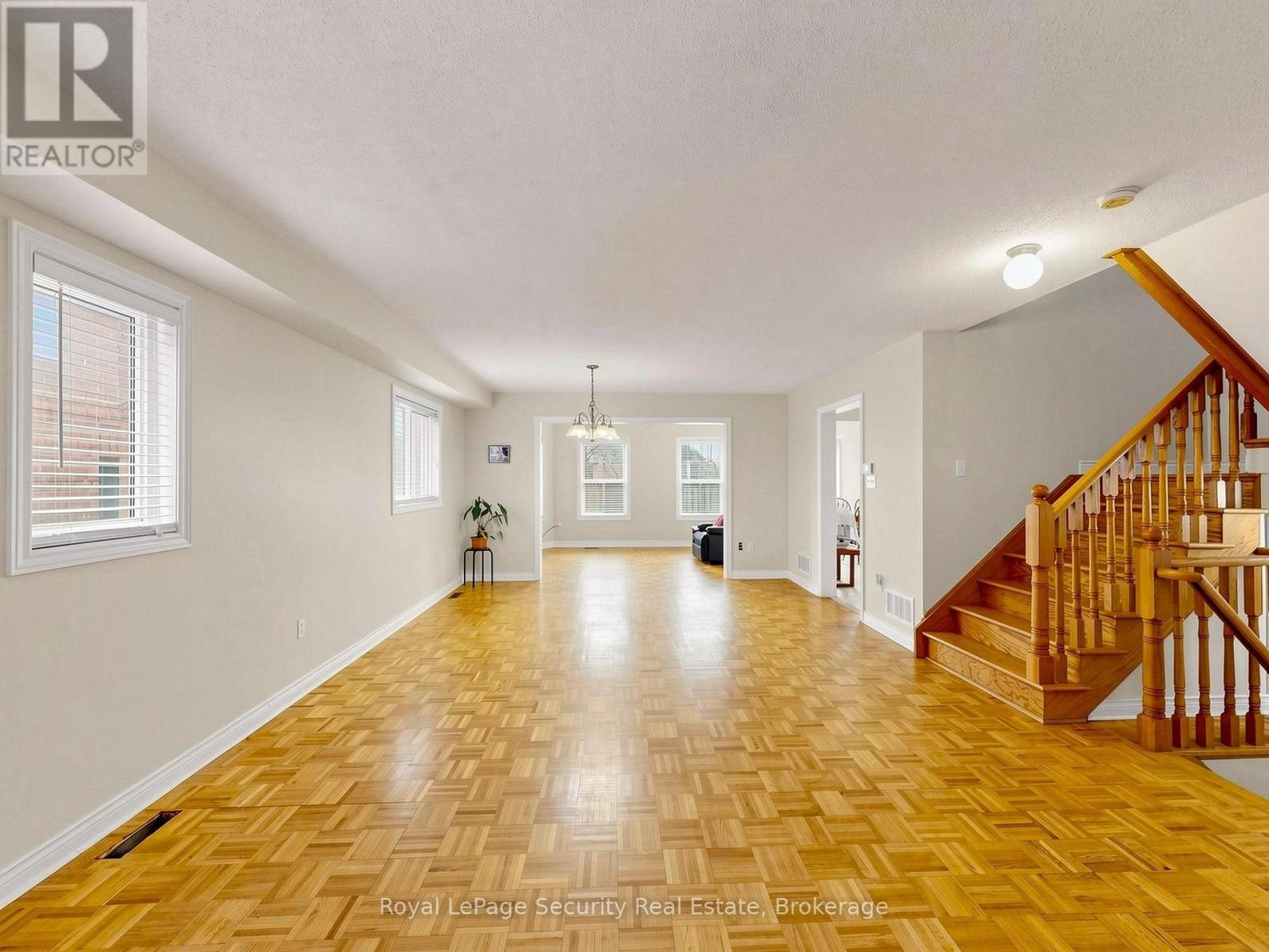 21 Fallstar Crescent, Brampton, Ontario  L7A 2J5 - Photo 4 - W13083408