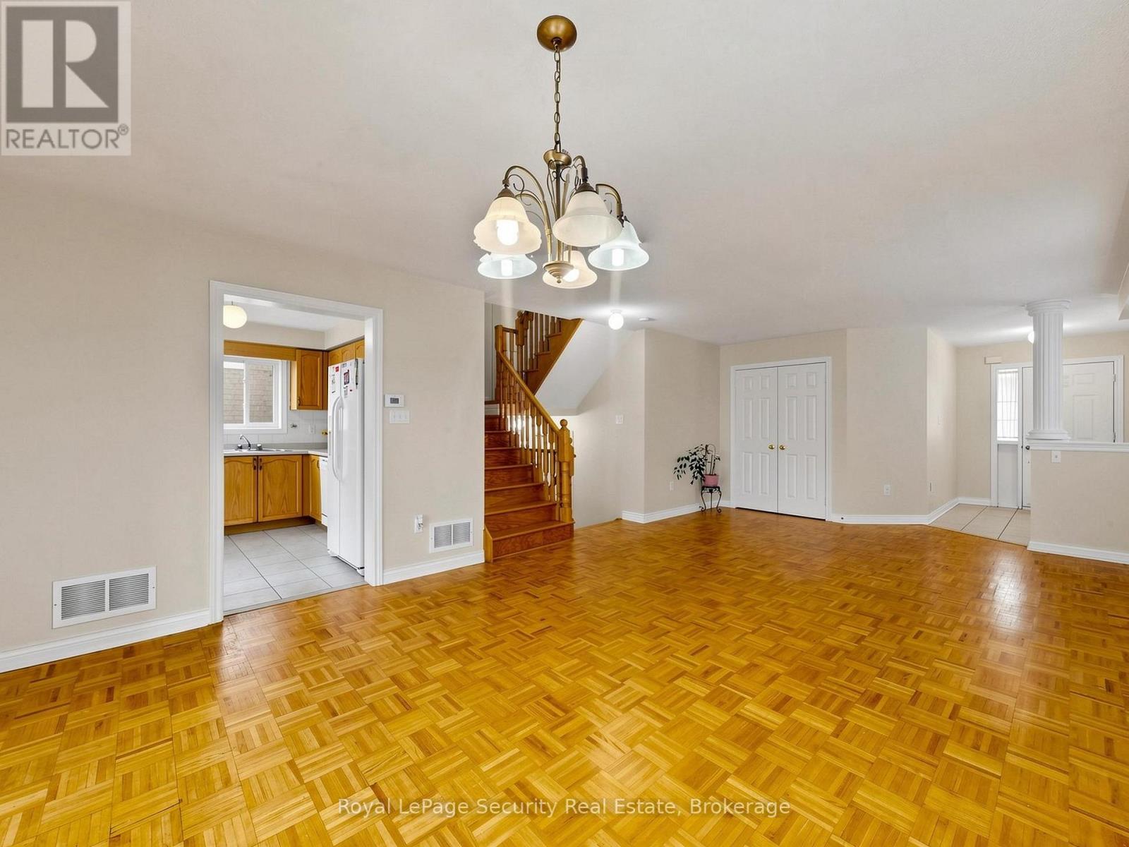 21 Fallstar Crescent, Brampton, Ontario  L7A 2J5 - Photo 7 - W13083408