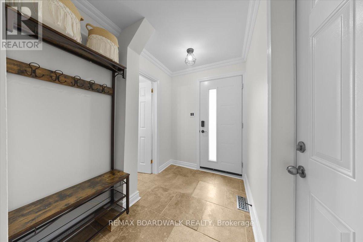 407 Sanderling Court, Ottawa, Ontario  K1E 2V5 - Photo 3 - X13083430