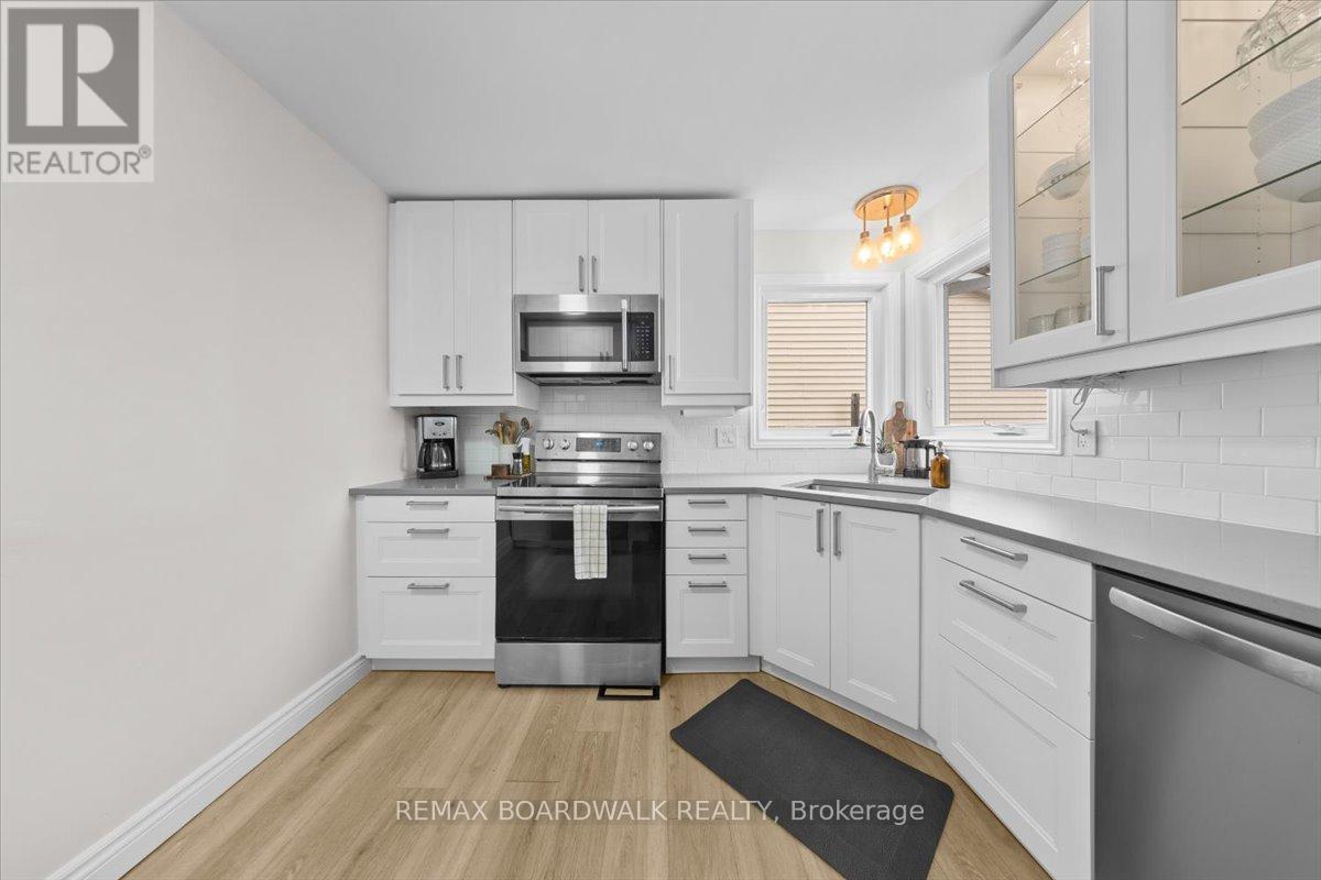 407 Sanderling Court, Ottawa, Ontario  K1E 2V5 - Photo 4 - X13083430