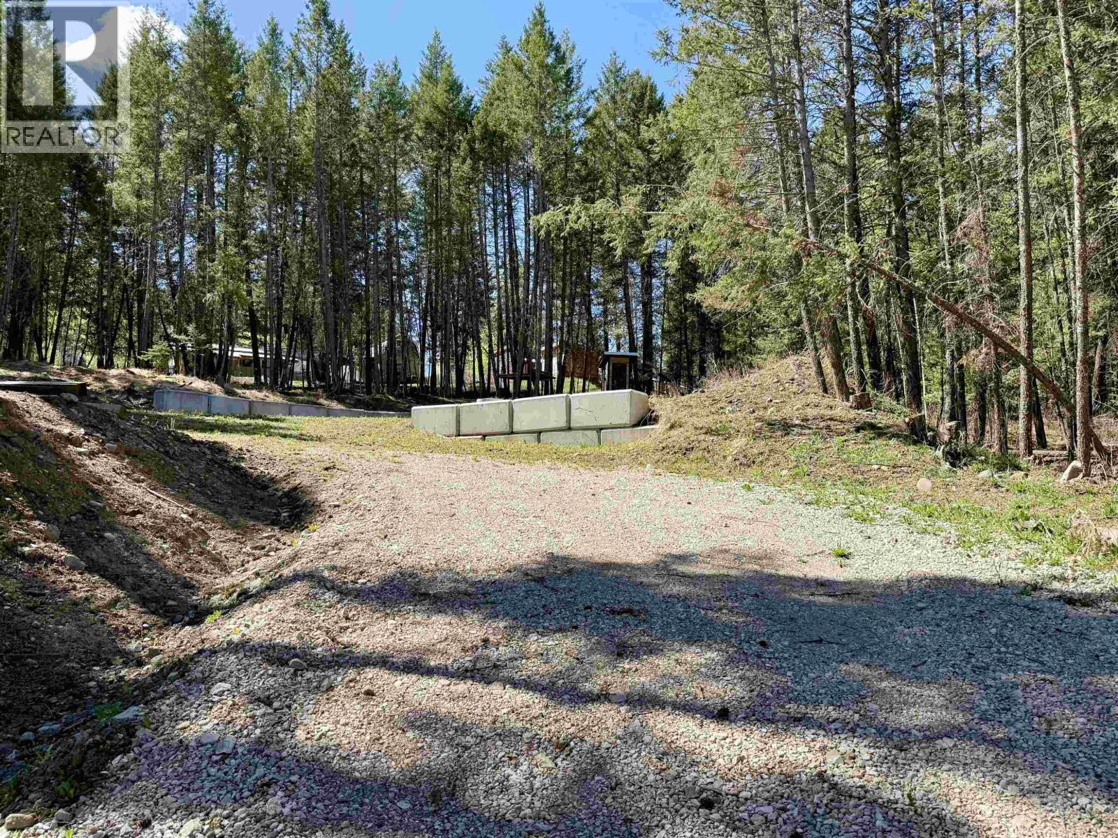 5444 Saunders Crescent, 103 Mile House, British Columbia  V0K 2E1 - Photo 3 - R3089608