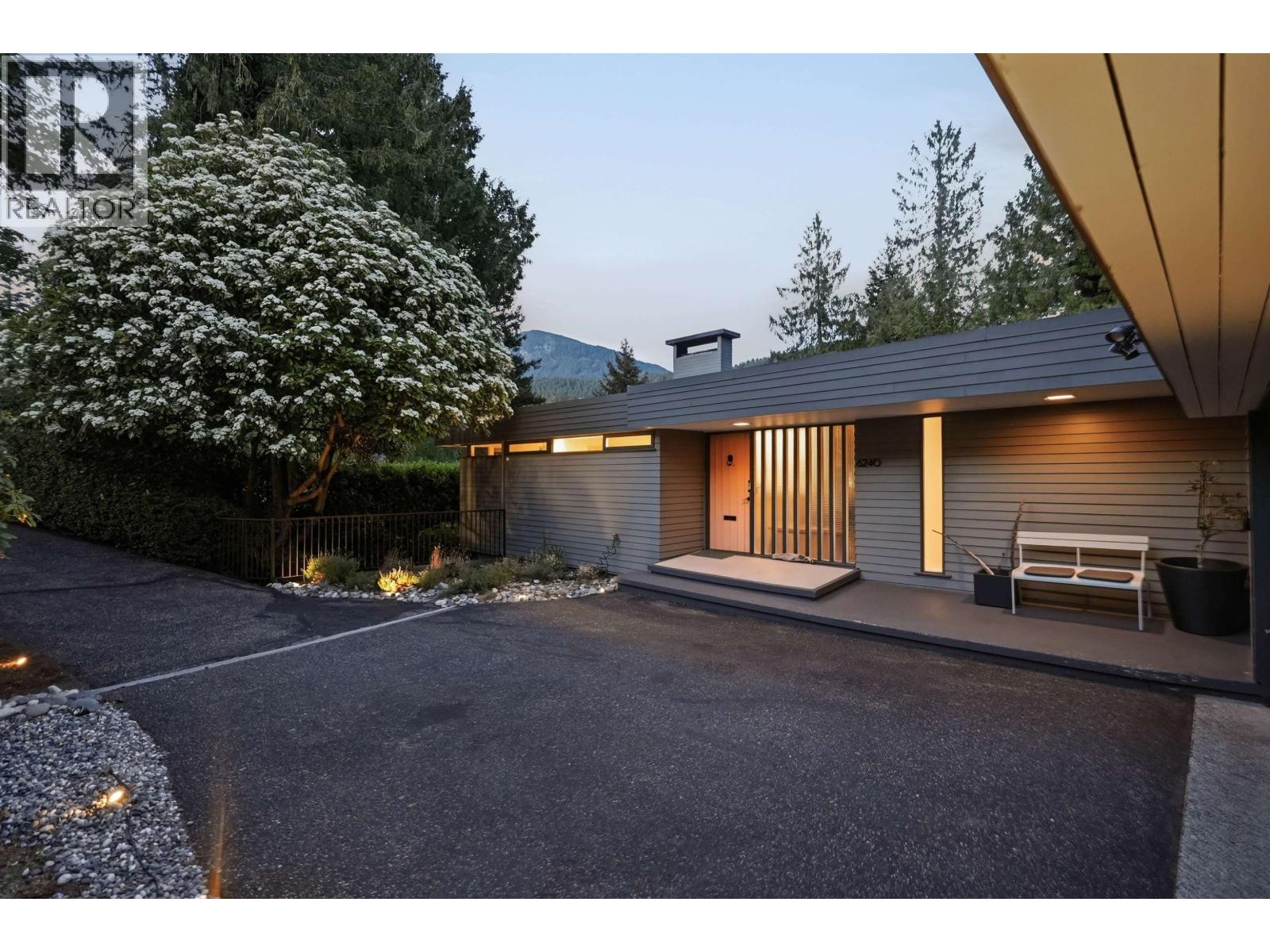 6240 Summit Avenue, West Vancouver, British Columbia  V7W 1Y2 - Photo 2 - R3119361