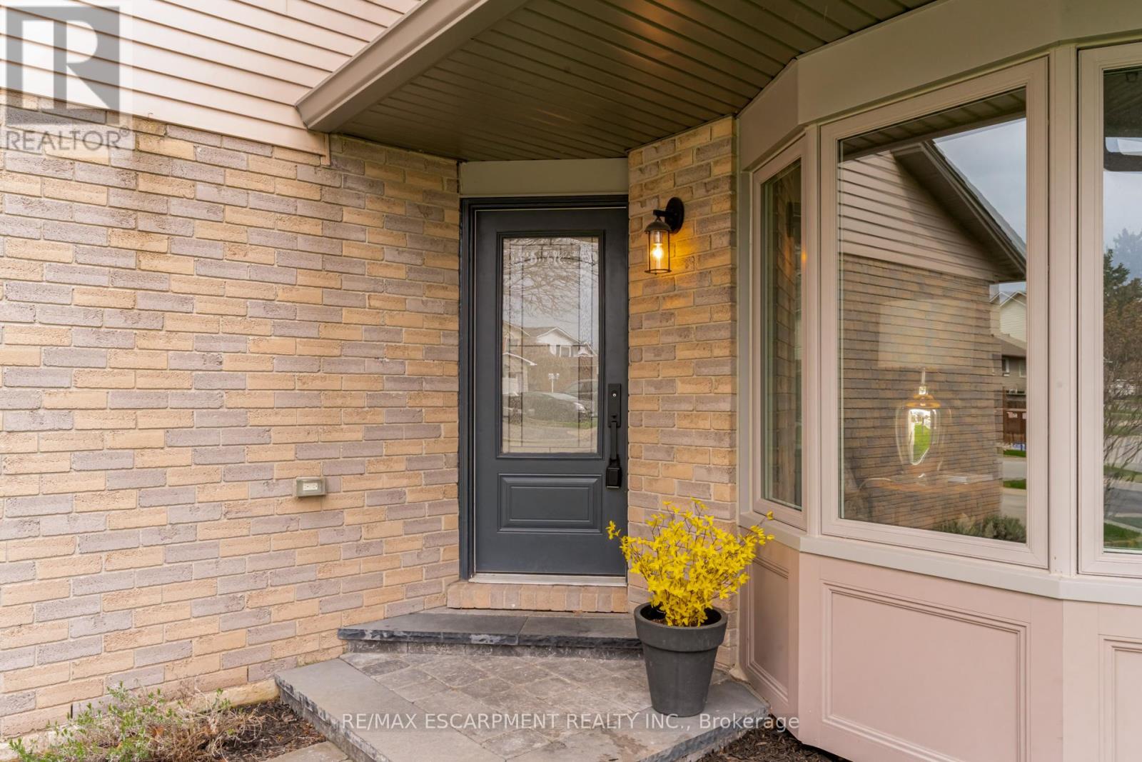 1527 Riley Avenue, Burlington, Ontario  L7M 3C3 - Photo 2 - W13083426