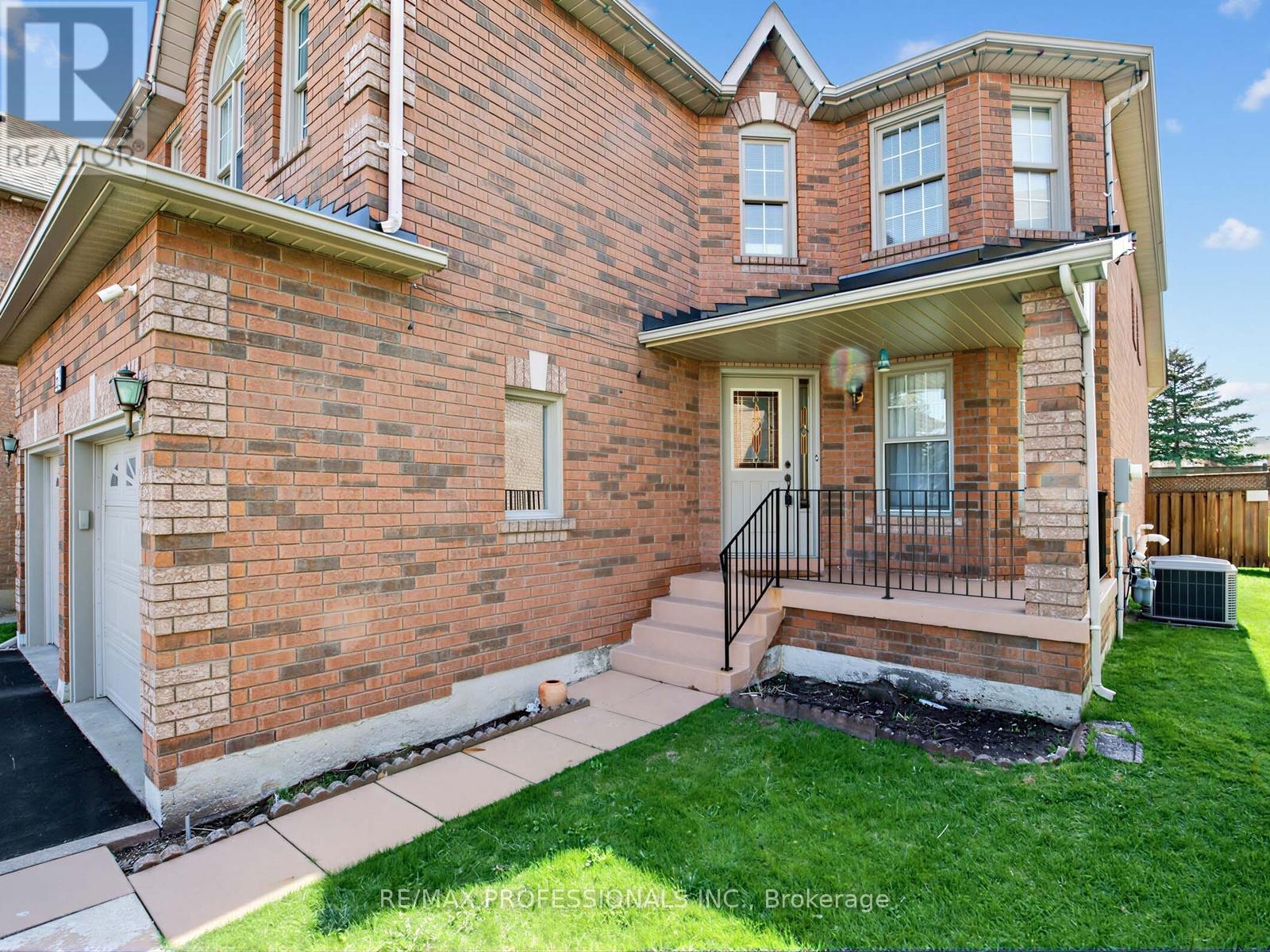 62 Banington Crescent, Brampton, Ontario  L7A 1G3 - Photo 4 - W13083458