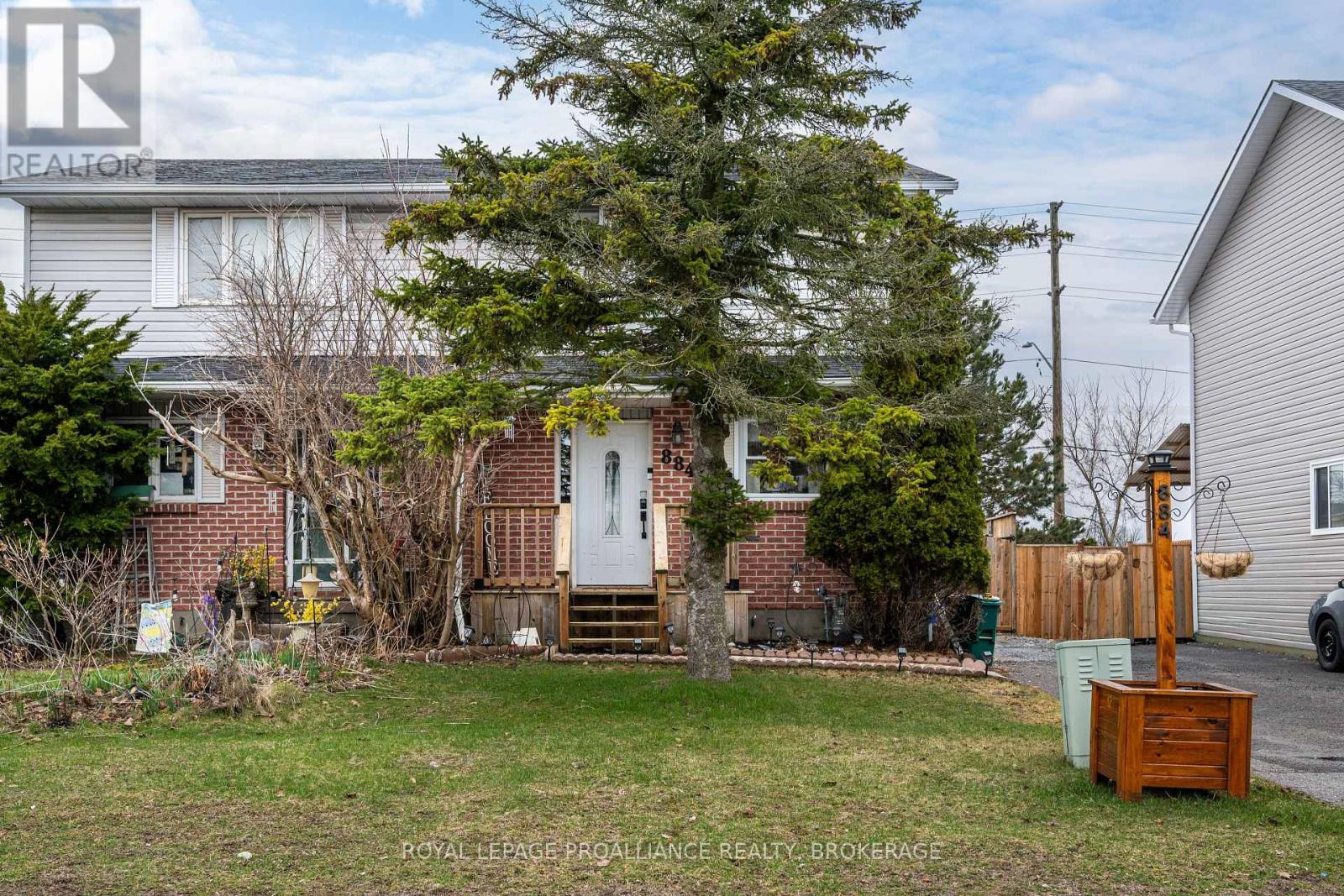 884 LARCHWOOD CRESCENT, Kingston, Ontario