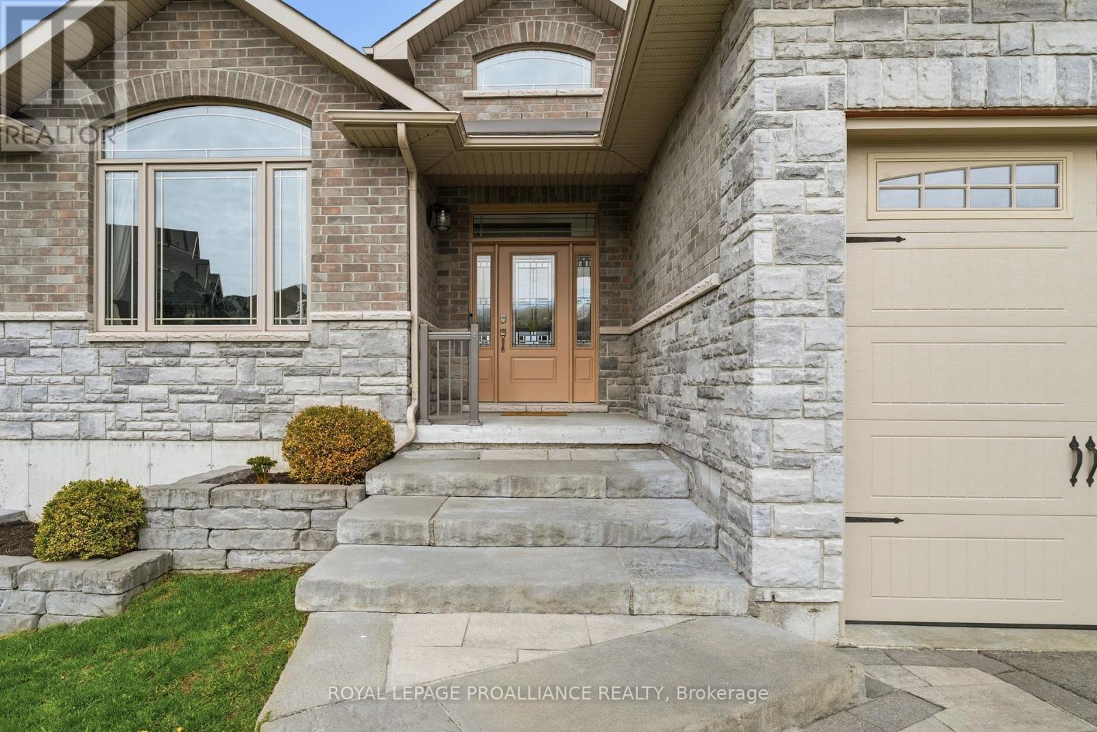 27 Blossom Court, Quinte West, Ontario  K8V 0E8 - Photo 3 - X13083796