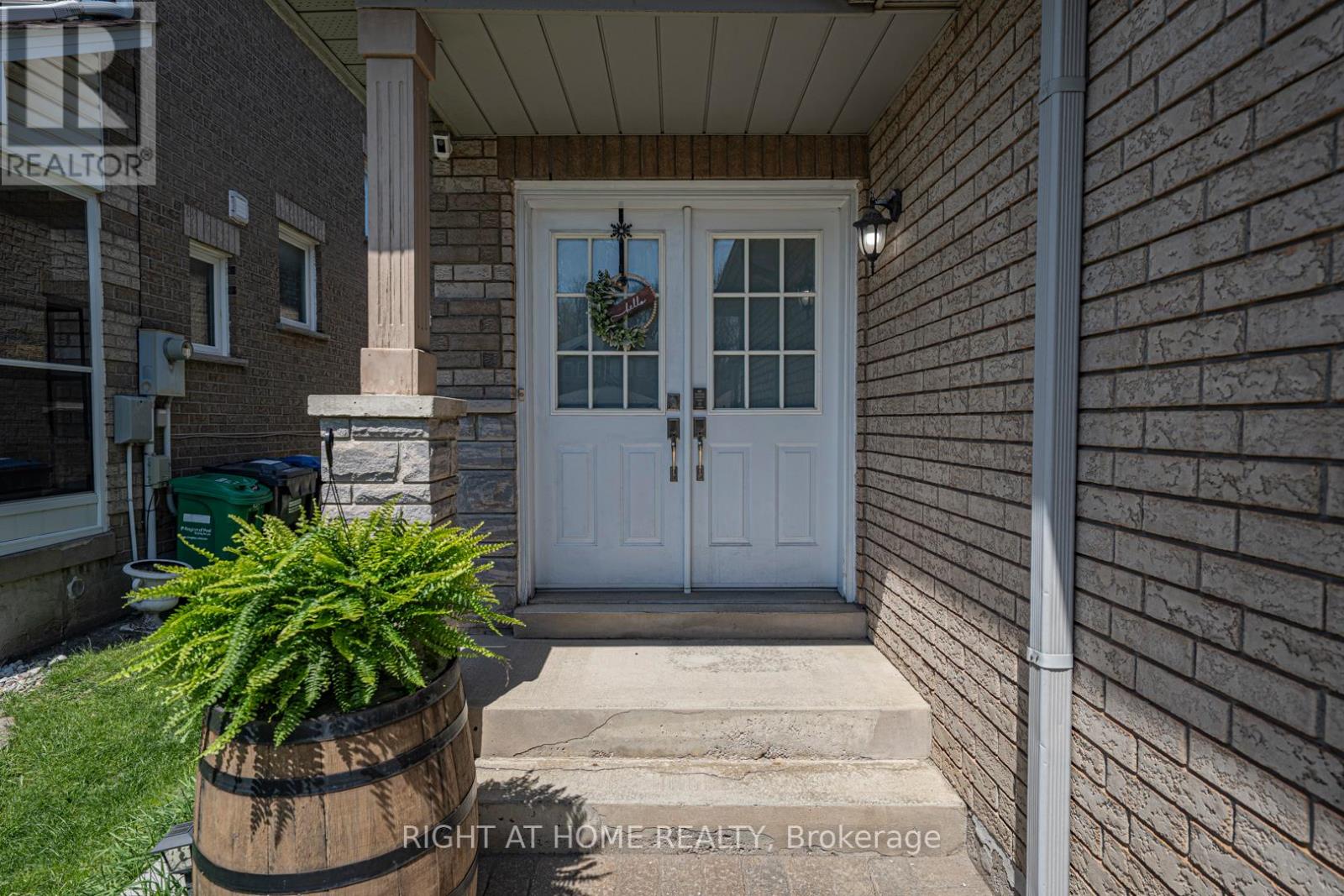 604 Summer Park Crescent, Mississauga, Ontario  L5B 4E9 - Photo 3 - W13083830