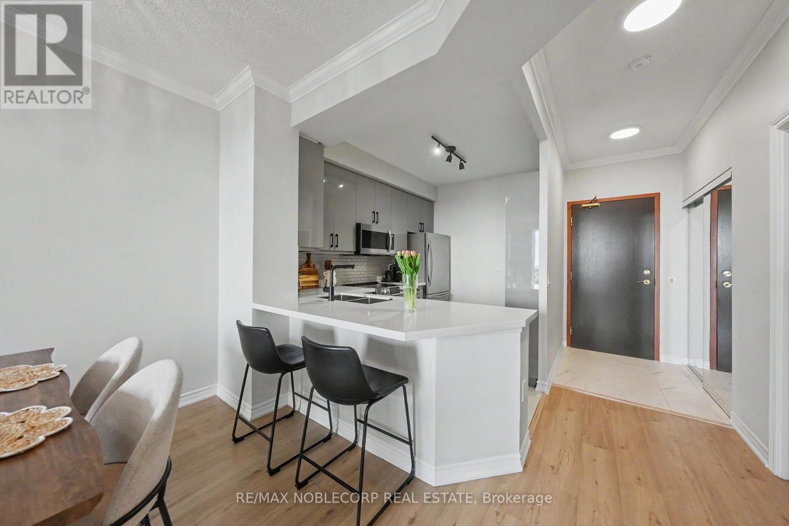 709 - 1 Belvedere Court, Brampton, Ontario  L6V 4M6 - Photo 2 - W13083926
