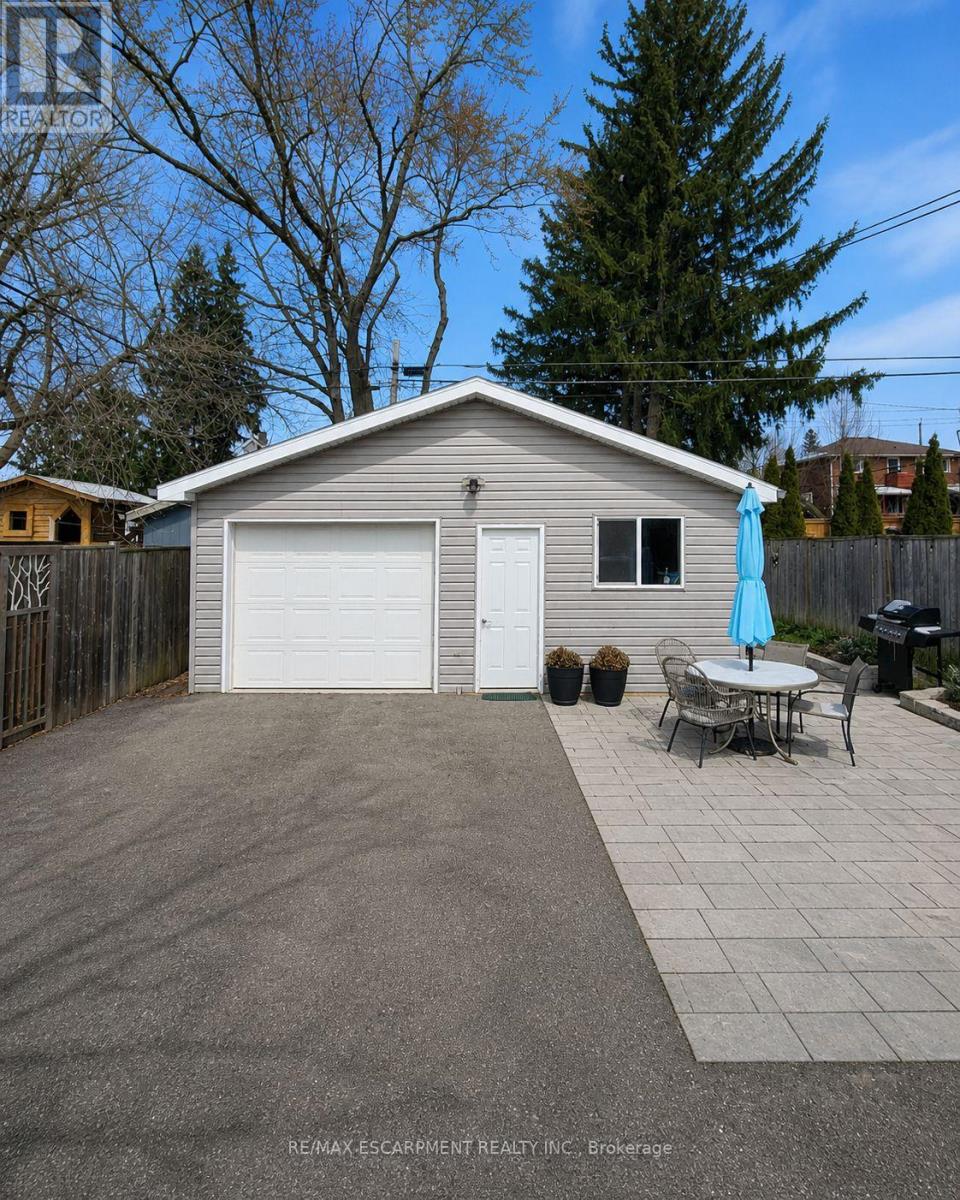 Garage - 404 Nelson Street, Brantford, Ontario  N3S 4E8 - Photo 1 - X13083592