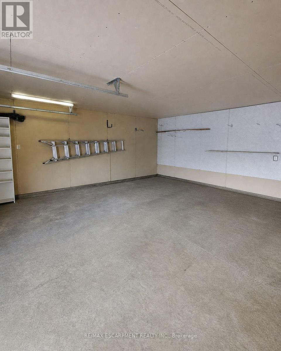 Garage - 404 Nelson Street, Brantford, Ontario  N3S 4E8 - Photo 2 - X13083592