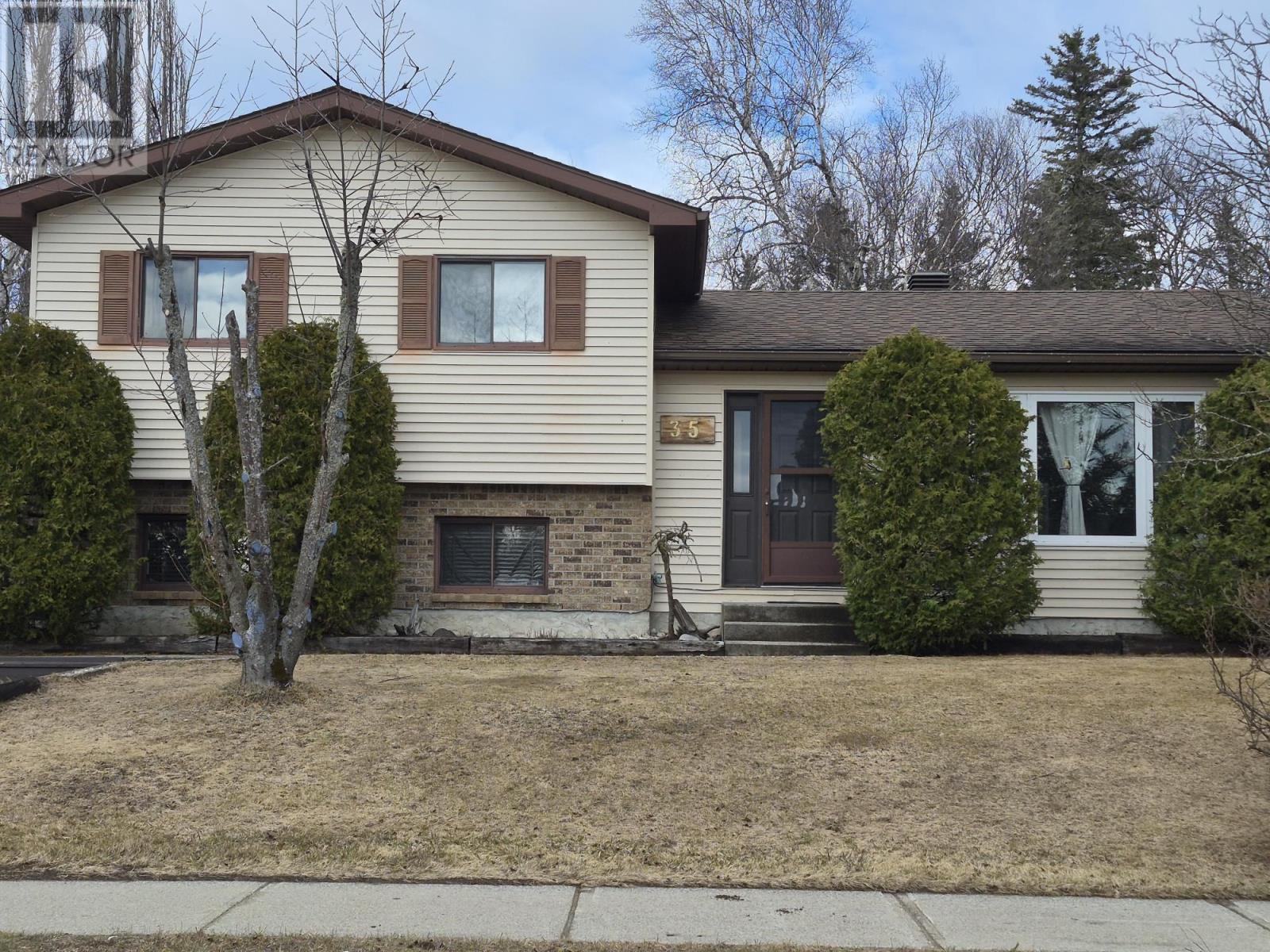 35 Bastedo Cres, Marathon, Ontario