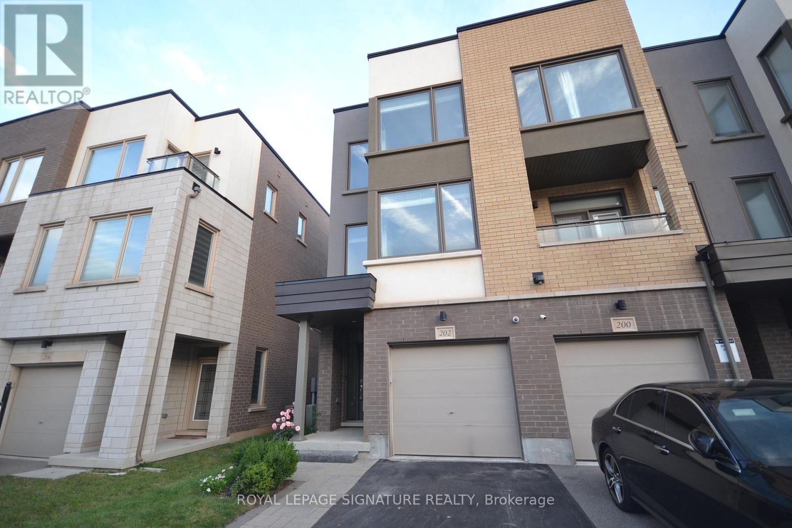 202 Huguenot Road, Oakville, Ontario  L6H 0L4 - Photo 2 - W13084086