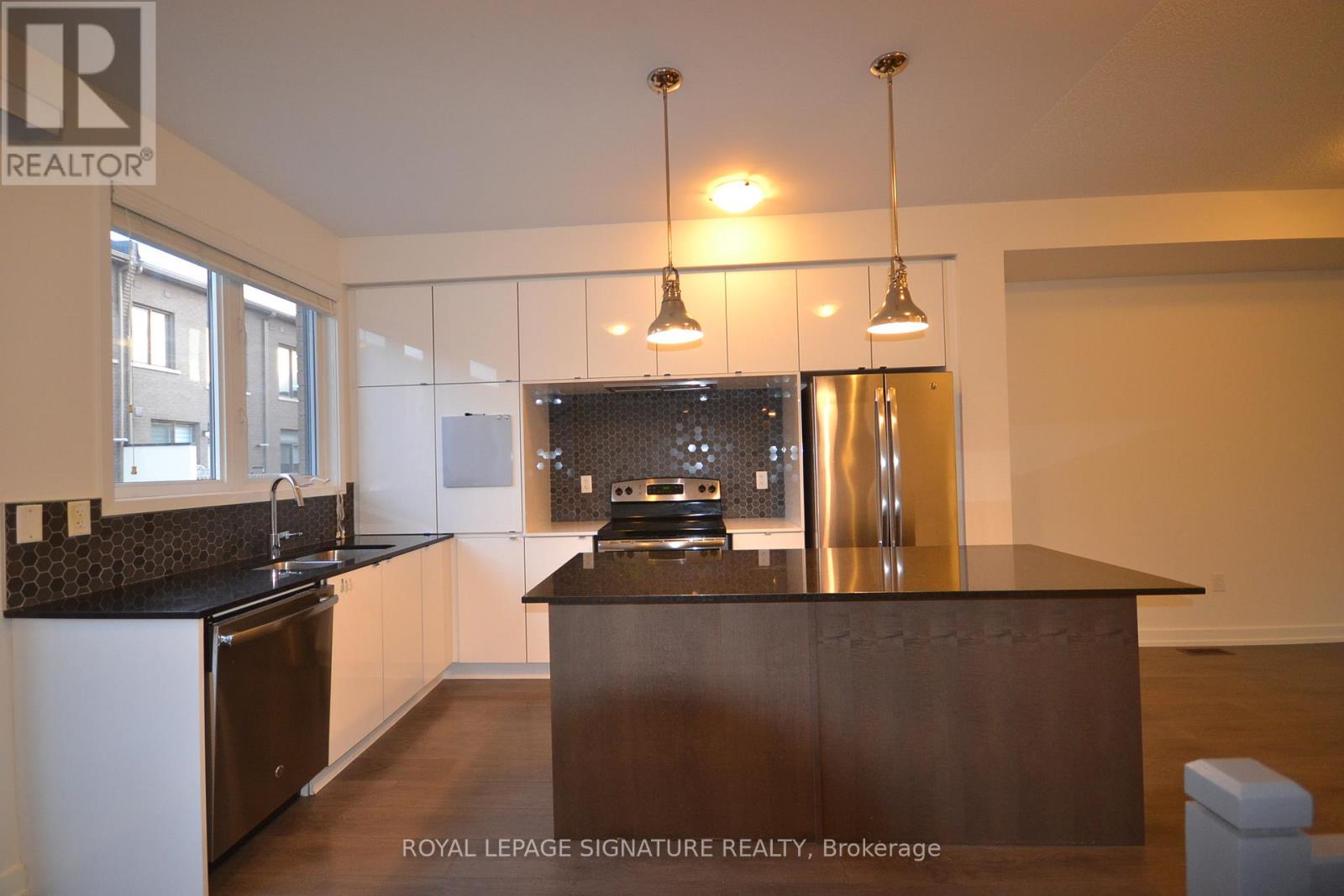 202 Huguenot Road, Oakville, Ontario  L6H 0L4 - Photo 3 - W13084086