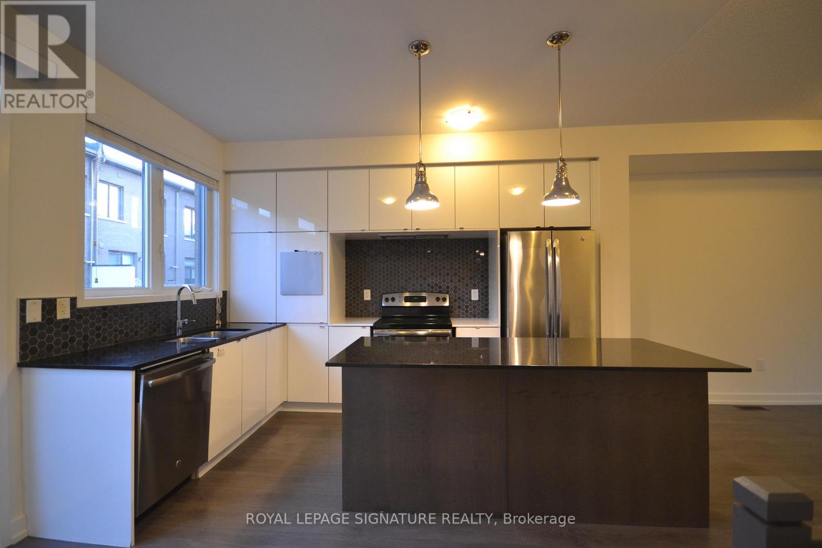 202 Huguenot Road, Oakville, Ontario  L6H 0L4 - Photo 4 - W13084086