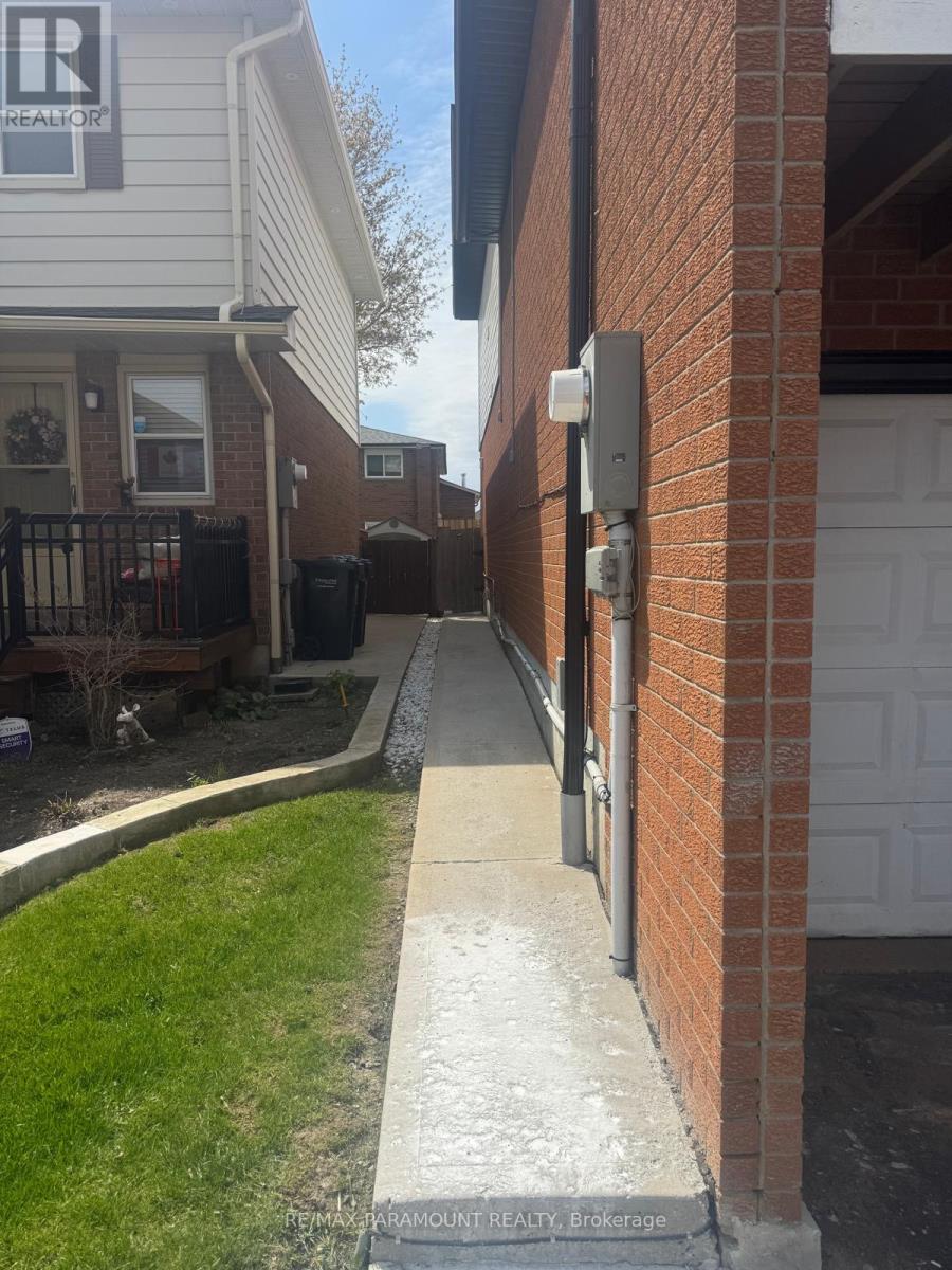 (Back Unit) - 58 Martindale Crescent, Brampton, Ontario  L6X 2T9 - Photo 2 - W13084118