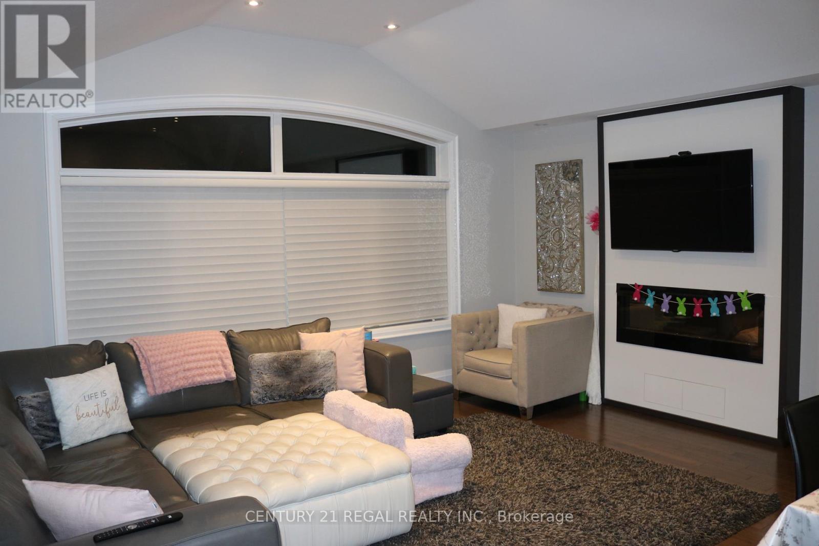 18 Rowse Crescent, Toronto, Ontario  M9P 3L5 - Photo 2 - W13084212