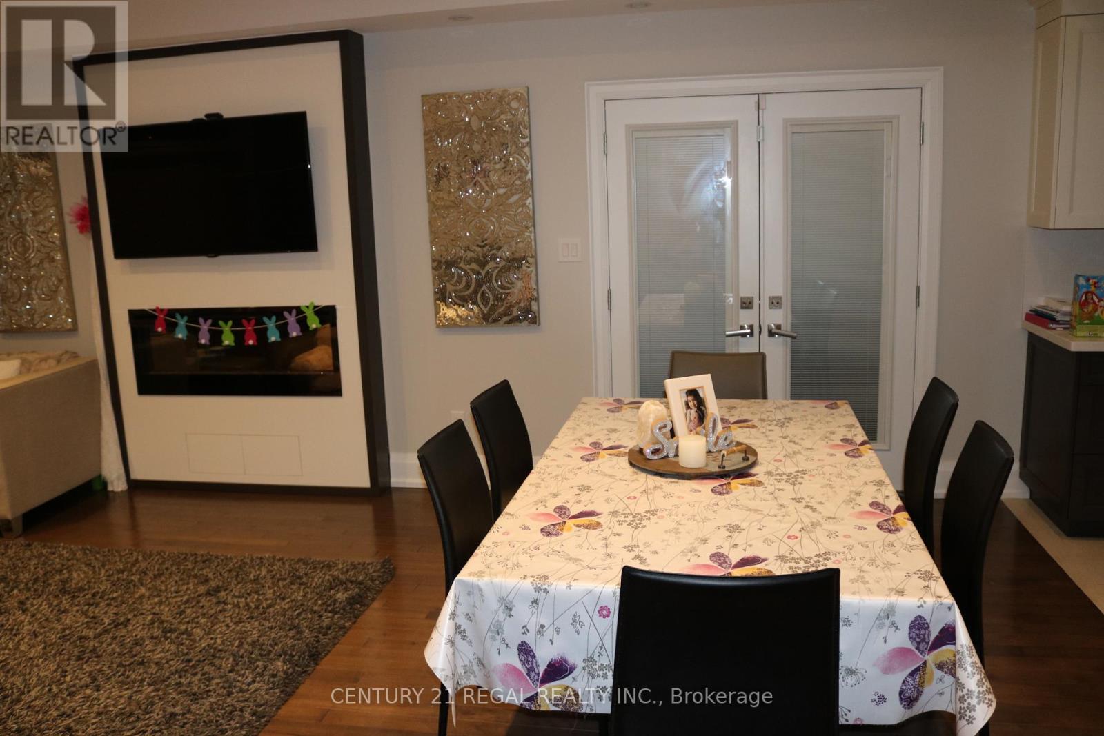 18 Rowse Crescent, Toronto, Ontario  M9P 3L5 - Photo 3 - W13084212
