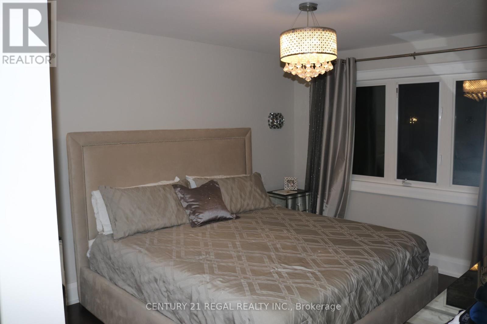 18 Rowse Crescent, Toronto, Ontario  M9P 3L5 - Photo 4 - W13084212