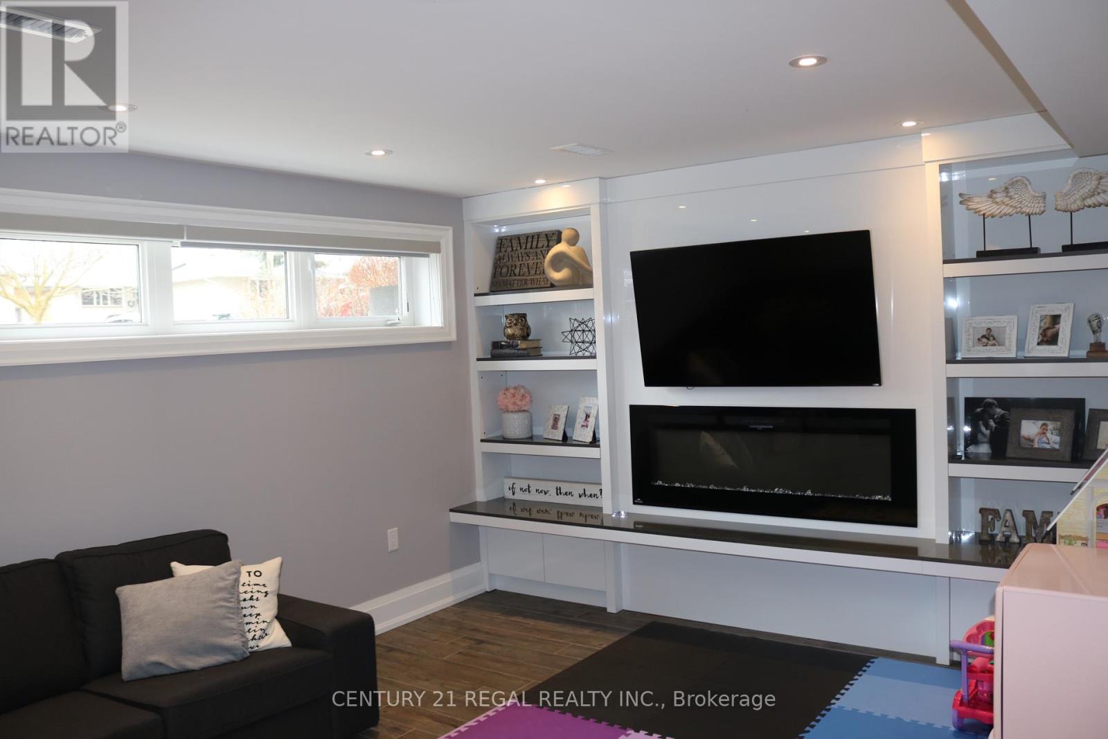 18 Rowse Crescent, Toronto, Ontario  M9P 3L5 - Photo 7 - W13084212