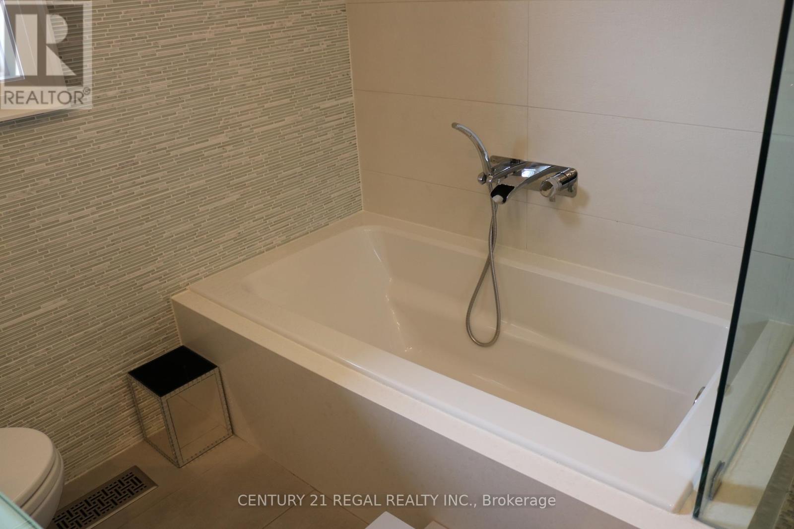 18 Rowse Crescent, Toronto, Ontario  M9P 3L5 - Photo 9 - W13084212