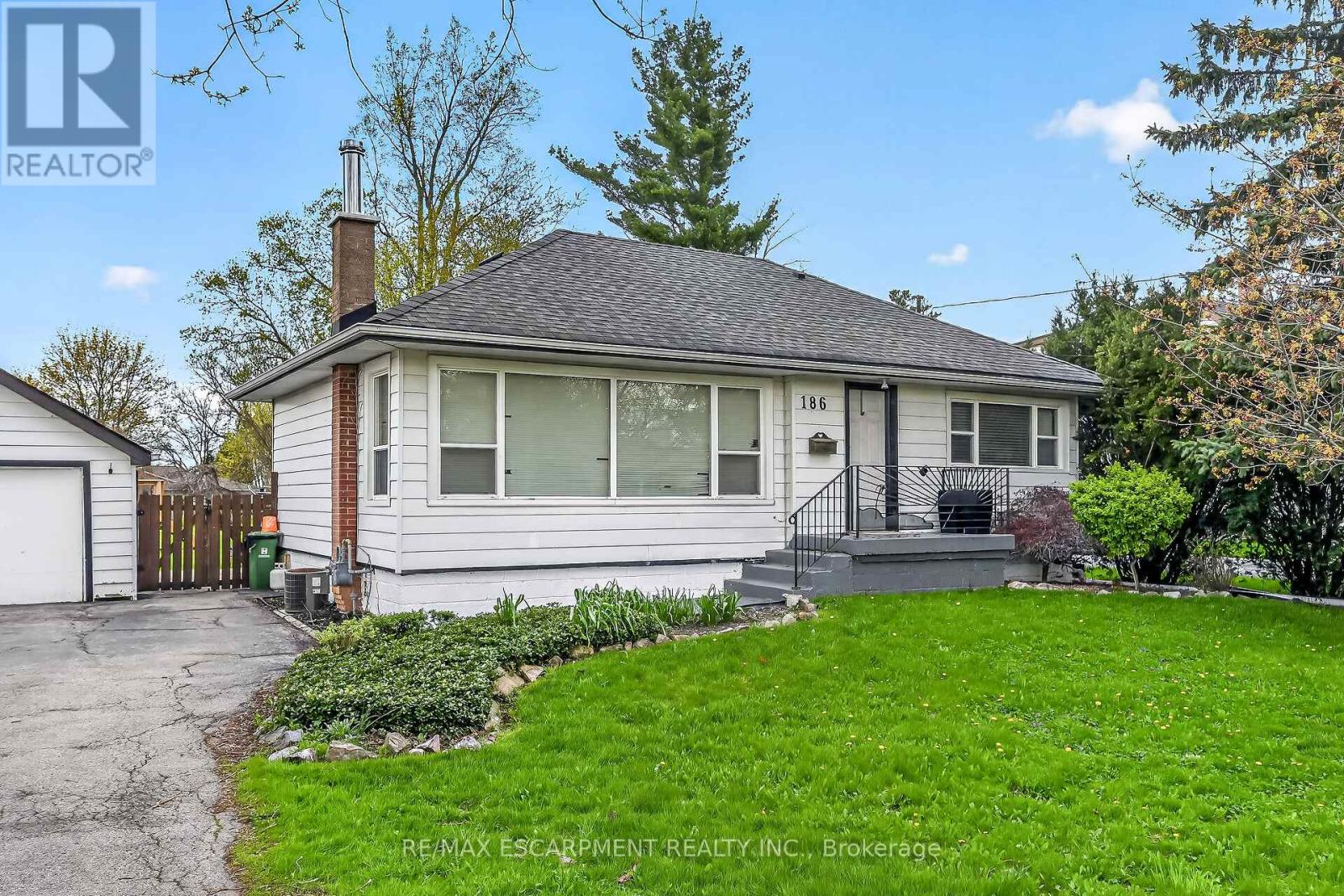 186 Seneca Avenue, Hamilton, Ontario  L9B 1M2 - Photo 2 - X13084008