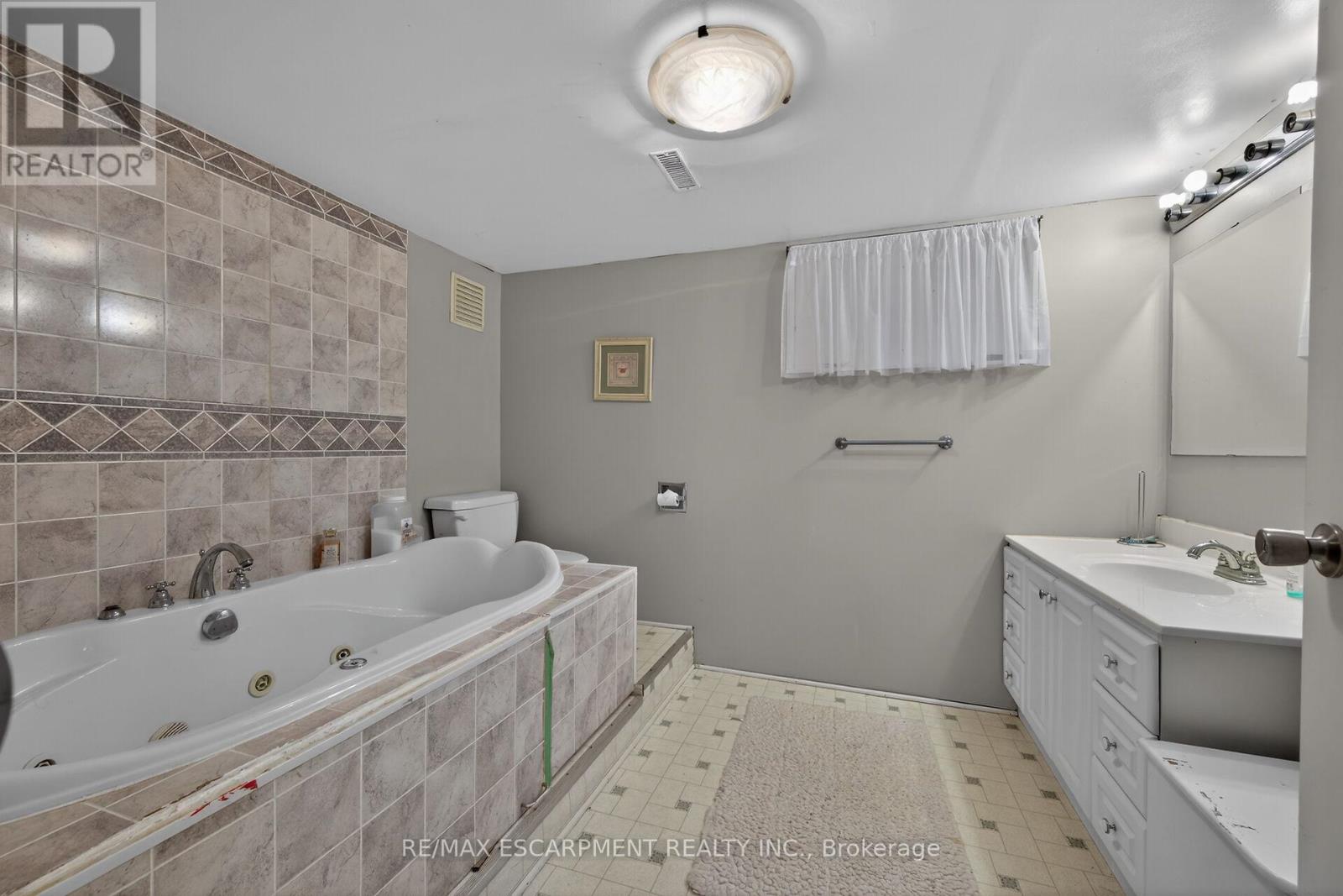 186 Seneca Avenue, Hamilton, Ontario  L9B 1M2 - Photo 25 - X13084008