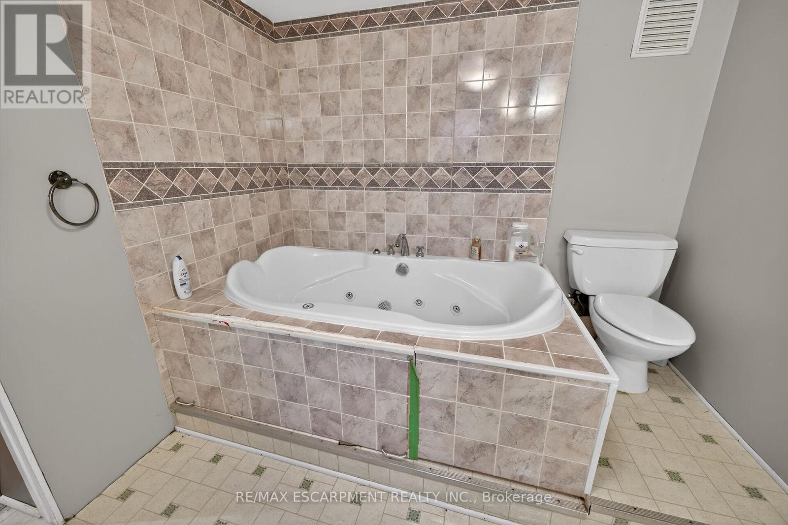 186 Seneca Avenue, Hamilton, Ontario  L9B 1M2 - Photo 26 - X13084008